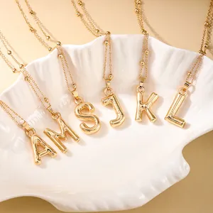 Collares dorados con colgantes de letras de burbuja y cadenas con pequeñas cuentas de oro