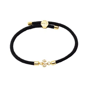 Vue détaillée du bracelet en corde tressée noire avec breloque lettre S et zircons