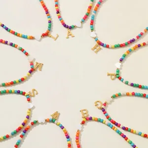 Collana di perline boho colorata con 26 lettere dorate e pendente a cuore in conchiglia