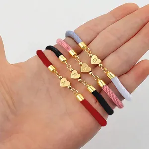 Verstellbare Herz-Buchstaben-Kordelarmbänder in Rot, Schwarz, Rosa und Blauseits