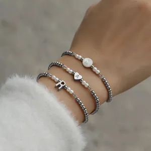 Dreiteiliges Perlen- und Silberperlen-Armbandset mit personalisierten Buchstabenanhängern