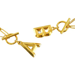 Collar dorado con colgantes de letras A y B y cierre de palanca OT de estilo clásico