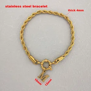 Detail eines 4mm goldfarbenen Kordelarmbands mit M-Anhänger und Federringverschluss