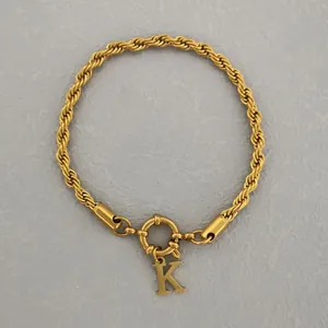 Minimalistisches goldenes Seilkettchen mit rundem Federverschluss und K-Anhänger