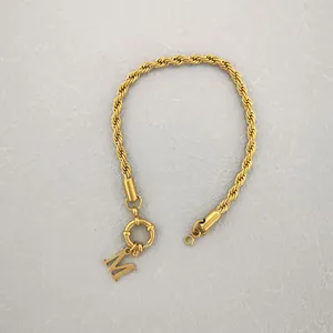 Goldenes Kordelarmband mit großem Federverschluss und Metallbuchstaben-Anhänger M