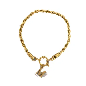 Goldenes Edelstahl-Seilkette-Armband mit einem M-Buchstabenanhänger und Federringverschluss