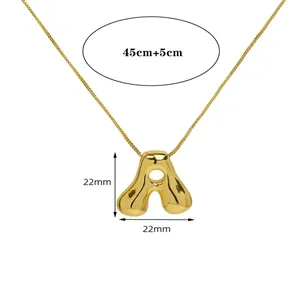 Macro-opname van gouden letter A ballon hanger met afmetingen van 22mm x 22mm groot