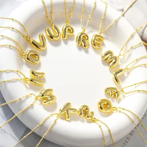 Collezione di collane con ciondolo a lettera palloncino placcate oro 18 carati