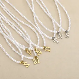 Detailansicht eleganter Perlenketten mit gold- und silbernen A-Z Buchstabenanhängern