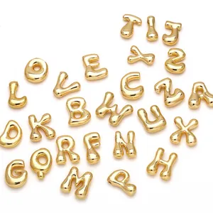 Nahaufnahme vergoldeter 18K Bubble-Buchstabenanhänger mit glänzendem Spiegeleffekt