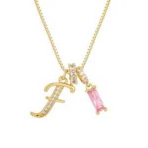 Collar de cadena dorada con colgante letra F y dije de piedra de circonia rosa rectangular