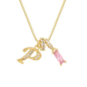 Collar de oro con letra P de circonitas y colgante de gema rosa rectangular