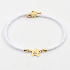 Verstellbares weißes Kordelarmband mit goldenem Sternanhänger und dem Buchstaben K