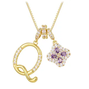Collier doré avec pendentif lettre Q et breloque trèfle violet en zircon