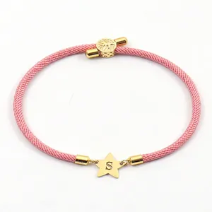 Rosa geflochtenes Armband mit goldenem Sternanhänger und eingraviertem Buchstaben S