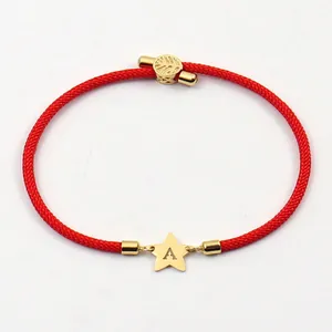 Verstellbares rotes Armband mit goldenem Sternanhänger und eingraviertem Buchstabe A