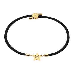 Verstellbares schwarzes Webarmband mit goldenem Sternanhänger und Initial-Buchstaben M
