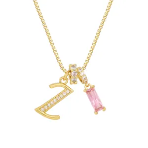 Collar dorado con colgante letra Z y una piedra de circón rosa facetada