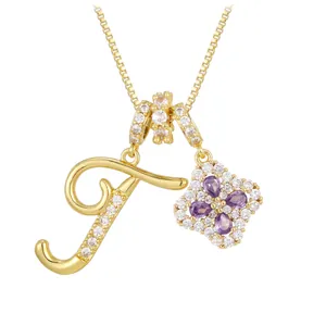 Collier doré avec lettre T et pendentif trèfle en zircon violet scintillant