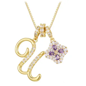 Collier doré avec pendentif lettre U et breloque trèfle en zircone violette