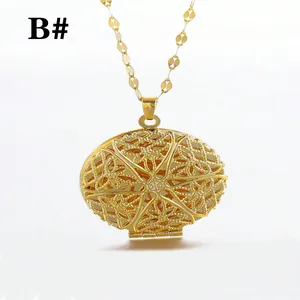 Gouden ovale medaillon ketting met fijn geweven hol patroon en metalen afwerking