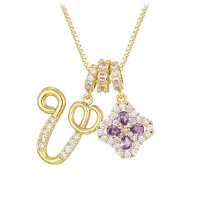 Collier doré avec pendentif lettre U et trèfle en zircone violette serti de diamants