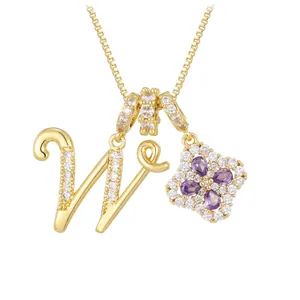 Collier doré avec lettre W et pendentif trèfle violet serti de zircons brillants