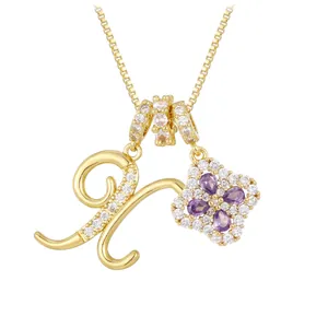 Collier doré avec lettre K et pendentif trèfle violet orné de cristaux de zircon brillants