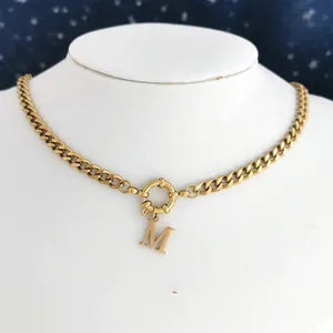 Collana a catena cubana dorata con ciondolo a lettera M grande su busto per gioielli