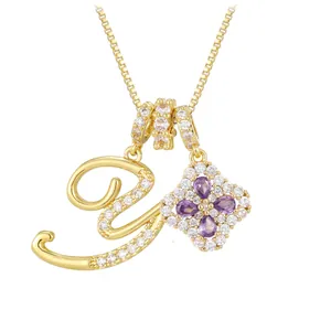 Collier en or avec pendentif lettre U et trèfle violet serti de pierres zircon