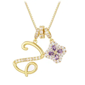 Collier doré avec lettre S, pendentif trèfle violet et détails en zircon blanc