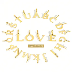 Disposizione dettagliata di 26 ciondoli a forma di lettere dorate con focus sulla scritta LOVE