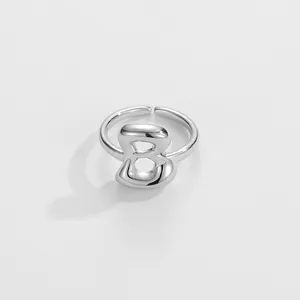 Anello regolabile in argento lucido con un design minimalista con lettera B maiuscola