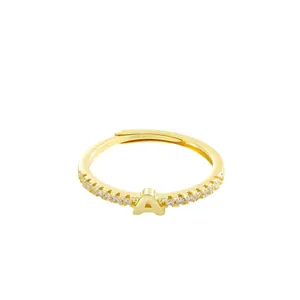 Verstelbare gouden ring met letter A en sprankelende zirkonia pavé voor dames
