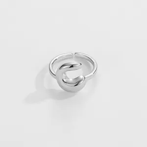 Anello aperto in argento minimalista con un design a mezzaluna astratta regolabile