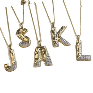 Alphabet-Anhänger-Halskette aus Messing mit Hammerschlag-Textur und Zirkonia-Steinen