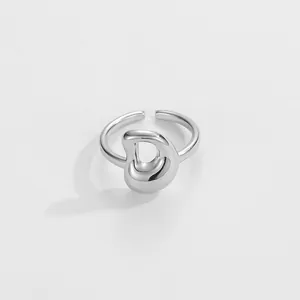 Anello regolabile minimalista in finitura argento con design astratto della lettera D
