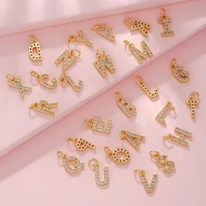 Macro-opname van 26 gouden letterhangers met sprankelende zirkonia voor DIY-sieraden