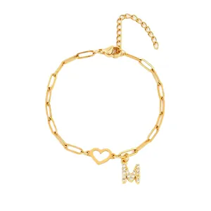 Gouden paperclip kettingarmband met een hol hart en zirkoon pavé M initiaal hanger