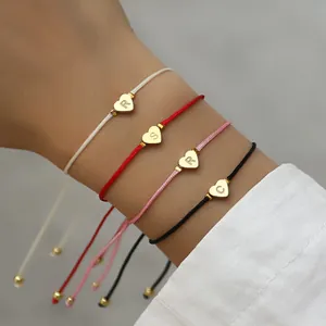 Verstellbare Herzanhänger-Armbänder mit gravierten Initialen in vier Farben
