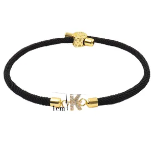 Geflochtenes schwarzes Seilarmband mit goldenem Buchstaben-K-Anhänger und Zirkonia