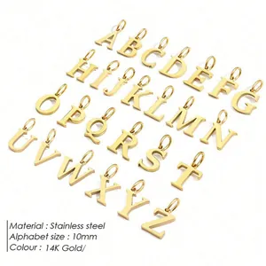 Makroansicht von 10 mm 14K vergoldeten Edelstahl-Alphabetanhängern A-Z mit Aufhängeringen