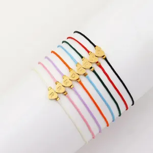 Minimalistisches verstellbares Armband mit goldenem Herz-Initialanhänger in acht Farben
