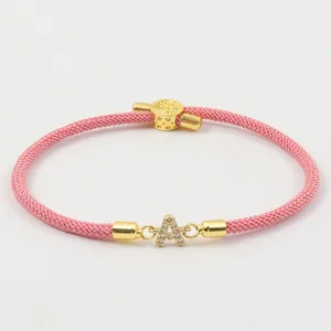 Rosa geflochtenes Armband mit goldenem Buchstaben A Anhänger und funkelnden Kristallen
