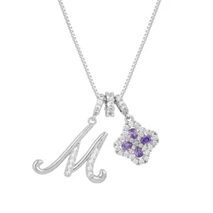 Collier lettre M avec pendentif trèfle en zircon violet sur chaîne argentée