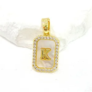 Détail du pendentif lettre K doré avec nacre blanche et bordure en zircons