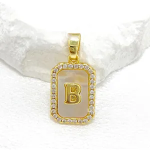 Pendentif rectangulaire en nacre dorée avec lettre B et zircons sur pierre blanche