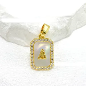 Pendentif carré lettre A doré avec nacre et zircons pour collier femme élégant