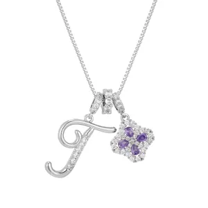 Collier lettre T avec pendentif trèfle en zircon violet sur chaîne argentée