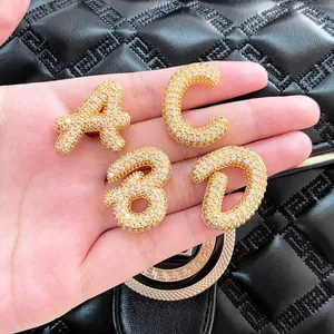 Détails de pendentifs lettres bulles A-B-C-D dorés sertis de cristaux de zircon cubique